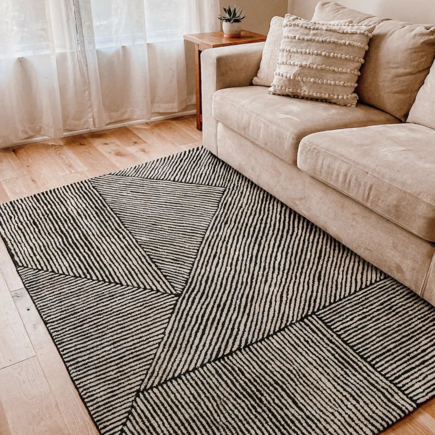 Keira Black White Wool Rug MAARIA
