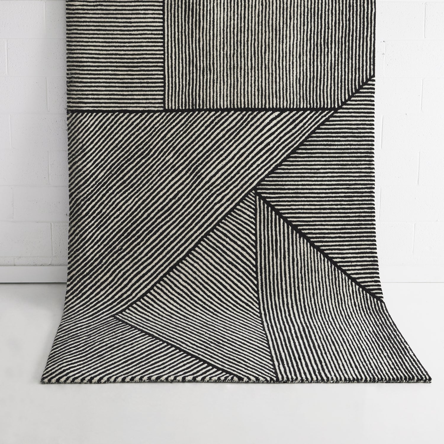 Keira Black White Wool Rug MAARIA